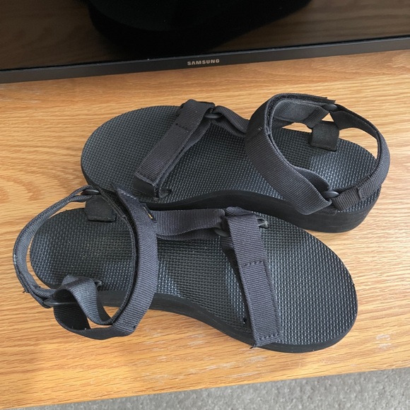 Black Teva Flatform Universal Sandals 🖤 - Picture 12 of 15